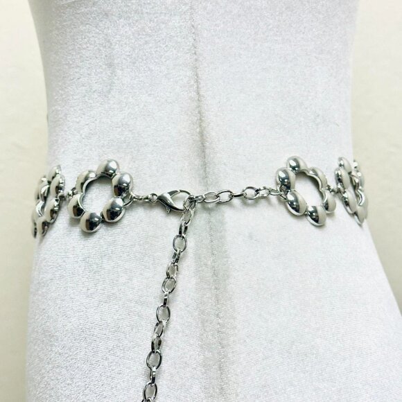 Y2k 2000s style Silver tone flower waist chain belt with adjustable chain access - Picture 3 of 3